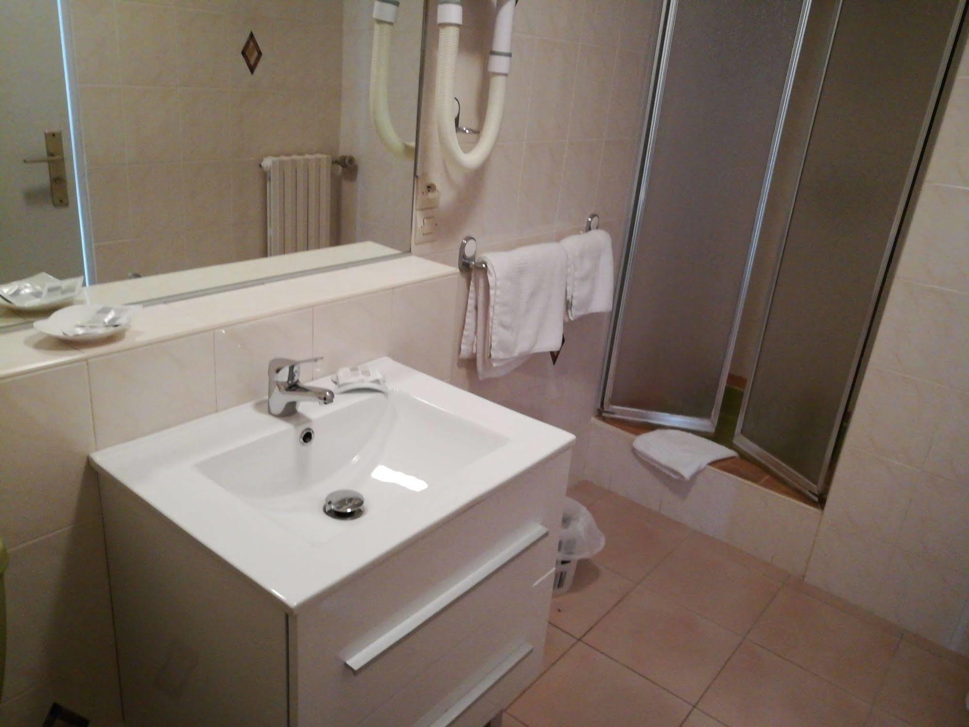Contact Hotel Du Relais תוארס מראה חיצוני תמונה
